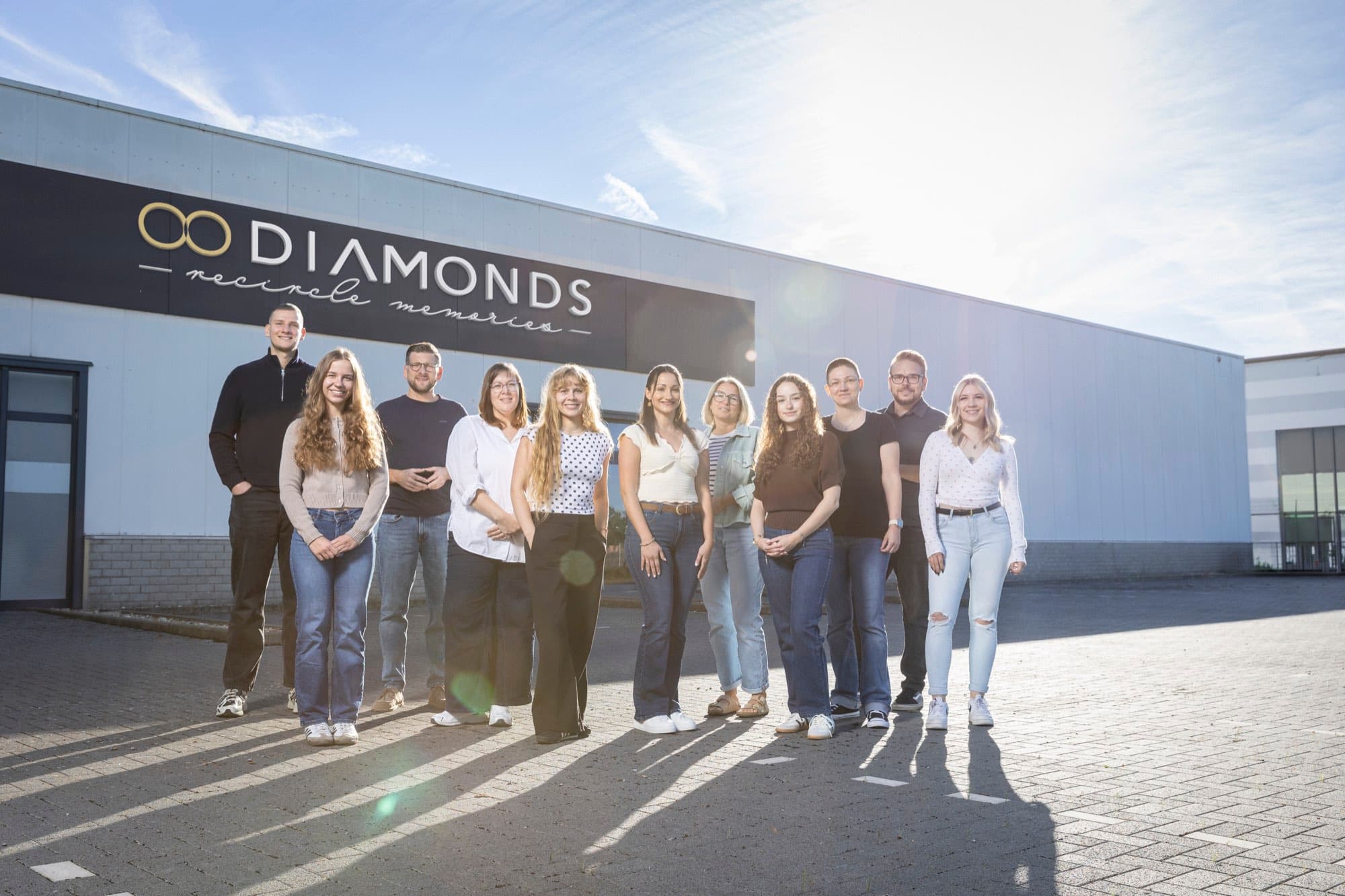 Das Team von 8 Diamonds vor dem Standort in Eschweiler